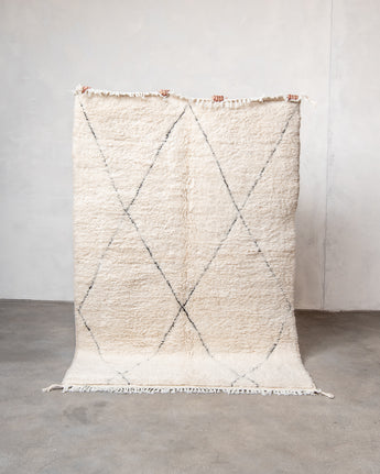 Moderner, handgefertigter Berber-Teppich aus Marokko. Beniourain-Teppich mit minimalistischem Design, natürlichem Wollflor und flauschiger Textur.