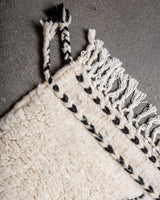 Moderner, handgefertigter Berber-Teppich aus Marokko. Beniourain-Teppich mit minimalistischem Design, natürlichem Wollflor und flauschiger Textur.