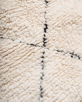 Moderner, handgefertigter Berber-Teppich aus Marokko. Beniourain-Teppich mit minimalistischem Design, natürlichem Wollflor und flauschiger Textur.