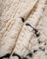 Moderner, handgefertigter Berber-Teppich aus Marokko. Beniourain-Teppich mit minimalistischem Design, natürlichem Wollflor und flauschiger Textur.