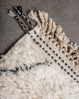 Moderner, handgefertigter Berber-Teppich aus Marokko. Beniourain-Teppich mit minimalistischem Design, natürlichem Wollflor und flauschiger Textur.