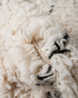 Moderner, handgefertigter Berber-Teppich aus Marokko. Beniourain-Teppich mit minimalistischem Design, natürlichem Wollflor und flauschiger Textur.