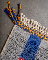 Moderner, handgefertigter Berber-Teppich aus Marokko. Beniourain-Teppich mit schönen Farben und Mustern und flauschiger Wollstruktur.