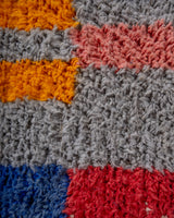Moderner, handgefertigter Berber-Teppich aus Marokko. Beniourain-Teppich mit schönen Farben und Mustern und flauschiger Wollstruktur.