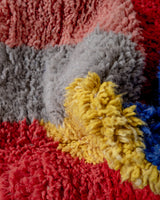 Moderner, handgefertigter Berber-Teppich aus Marokko. Beniourain-Teppich mit schönen Farben und Mustern und flauschiger Wollstruktur.