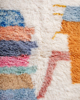 Moderner, handgefertigter Designer-Berberteppich aus Marokko. Beniourain-Teppich mit schönen Farben und Mustern und flauschiger Wollstruktur
