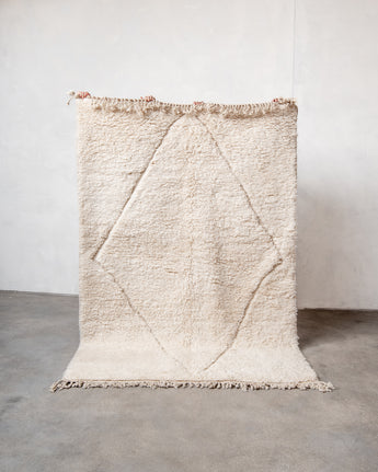 Moderner, handgefertigter Berber-Teppich aus Marokko. Beniourain-Teppich mit minimalistischem Design, natürlichem Wollflor und flauschiger Textur.