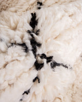 Moderner Designer handgefertigter Berber Teppich aus Marokko Beniourain mit schönen Farben und Mustern