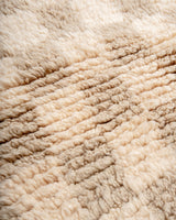 Moderner, handgefertigter Berber-Teppich aus Marokko. Beniourain-Teppich mit schönen Farben und Mustern und flauschiger Wollstruktur.