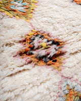 Moderner, handgefertigter Berber-Teppich aus Marokko. Beniourain-Teppich mit schönen Farben und Mustern und flauschiger Wollstruktur.