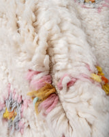 Moderner, handgefertigter Berber-Teppich aus Marokko. Beniourain-Teppich mit schönen Farben und Mustern und flauschiger Wollstruktur.