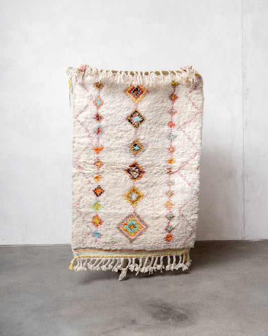 Moderner, handgefertigter Berber-Teppich aus Marokko. Beniourain-Teppich mit schönen Farben und Mustern und flauschiger Wollstruktur.