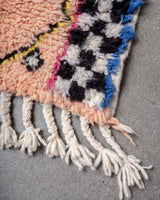 Moderner, handgefertigter Berber-Läuferteppich aus Marokko. Beniourain-Teppich mit schönen Farben und Mustern und flauschiger Wollstruktur.