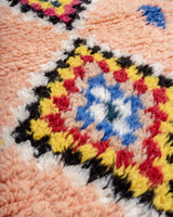 Moderner, handgefertigter Berber-Läuferteppich aus Marokko. Beniourain-Teppich mit schönen Farben und Mustern und flauschiger Wollstruktur.