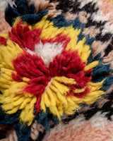 Moderner, handgefertigter Berber-Läuferteppich aus Marokko. Beniourain-Teppich mit schönen Farben und Mustern und flauschiger Wollstruktur.
