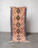 Moderner, handgefertigter Berber-Läuferteppich aus Marokko. Beniourain-Teppich mit schönen Farben und Mustern und flauschiger Wollstruktur.