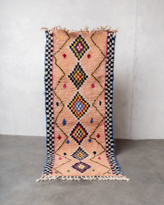 Moderner, handgefertigter Berber-Läuferteppich aus Marokko. Beniourain-Teppich mit schönen Farben und Mustern und flauschiger Wollstruktur.