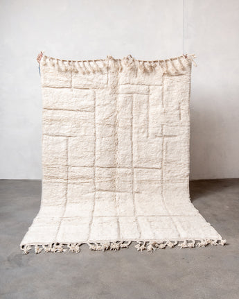 Moderner, handgefertigter Berber-Teppich aus Marokko. Beniourain-Teppich mit minimalistischem Design, natürlichem Wollflor und flauschiger Textur.
