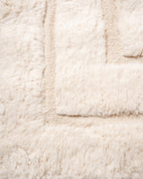 Moderner, handgefertigter Berber-Teppich aus Marokko. Beniourain-Teppich mit minimalistischem Design, natürlichem Wollflor und flauschiger Textur