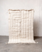 Moderner, handgefertigter Berber-Teppich aus Marokko. Beniourain-Teppich mit minimalistischem Design, natürlichem Wollflor und flauschiger Textur