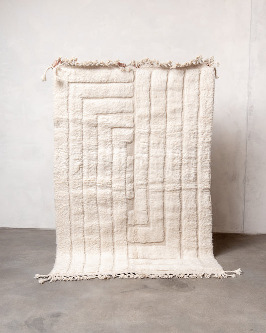 Moderner, handgefertigter Berber-Teppich aus Marokko. Beniourain-Teppich mit minimalistischem Design, natürlichem Wollflor und flauschiger Textur