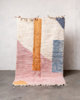Moderner, handgefertigter Berber-Teppich aus Marokko. Beniourain-Teppich mit schönen Farben und Mustern und flauschiger Wollstruktur.