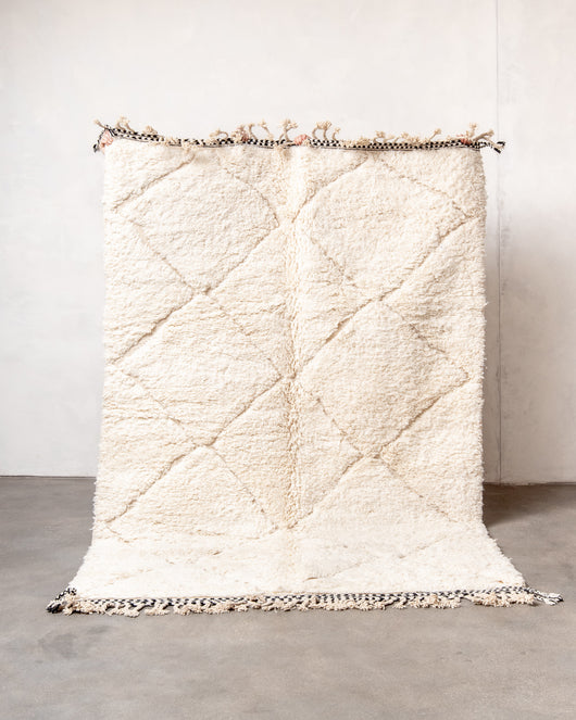Moderner, handgefertigter Berber-Teppich aus Marokko. Beniourain-Teppich mit minimalistischem Design, natürlichem Wollflor und flauschiger Textur.