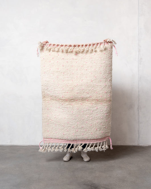 Moderner, handgefertigter Berber-Teppich aus Marokko. Beniourain-Teppich mit schönen Farben und Mustern und flauschiger Wollstruktur.