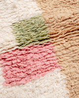 Moderner, handgefertigter Berber-Teppich aus Marokko. Beniourain-Teppich mit schönen Farben und Mustern und flauschiger Wollstruktur.