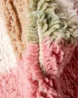 Moderner, handgefertigter Berber-Teppich aus Marokko. Beniourain-Teppich mit schönen Farben und Mustern und flauschiger Wollstruktur.