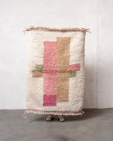 Moderner, handgefertigter Berber-Teppich aus Marokko. Beniourain-Teppich mit schönen Farben und Mustern und flauschiger Wollstruktur.