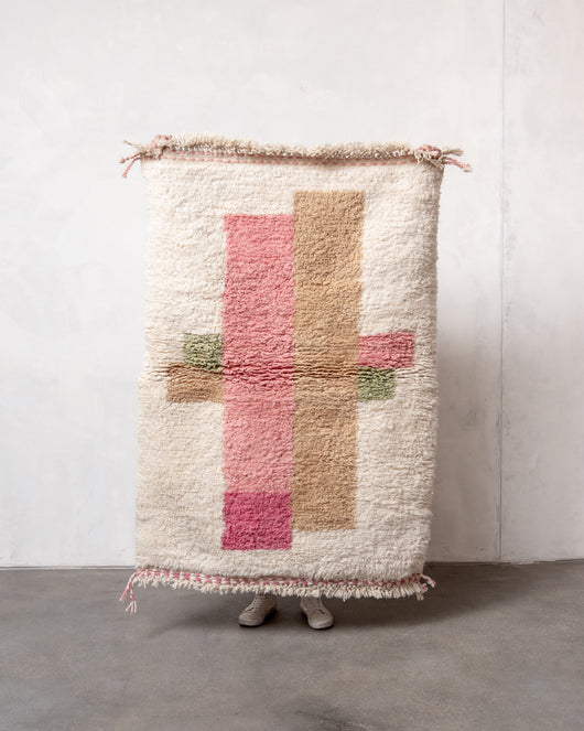 Moderner, handgefertigter Berber-Teppich aus Marokko. Beniourain-Teppich mit schönen Farben und Mustern und flauschiger Wollstruktur.