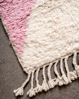 Moderner, handgefertigter Berber-Teppich aus Marokko. Beniourain-Teppich mit schönen Farben und Mustern und flauschiger Wollstruktur.