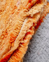 Moderner, handgefertigter Berber-Teppich aus Marokko. Beniourain-Teppich mit schönen Farben und Mustern und flauschiger Wollstruktur.