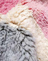 Moderner, handgefertigter Berber-Teppich aus Marokko. Beniourain-Teppich mit schönen Farben und Mustern und flauschiger Wollstruktur.