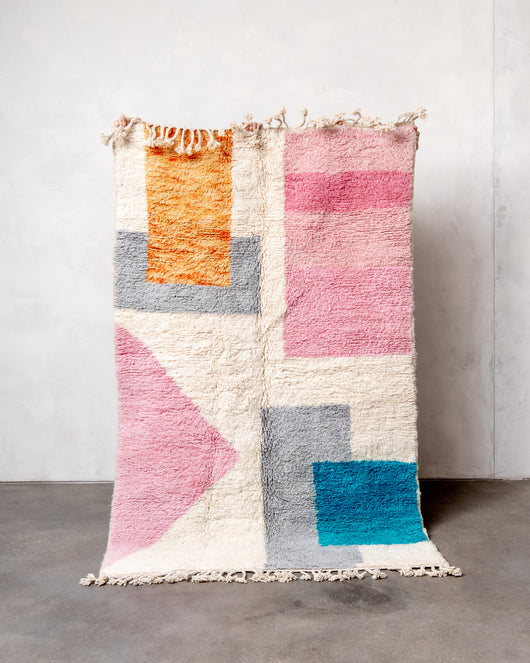 Moderner, handgefertigter Berber-Teppich aus Marokko. Beniourain-Teppich mit schönen Farben und Mustern und flauschiger Wollstruktur.