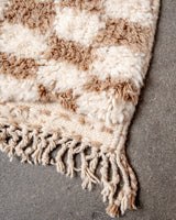 Moderner, handgefertigter Berber-Teppich aus Marokko. Beniourain-Teppich mit schönen Farben und Mustern und flauschiger Wollstruktur.