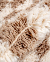 Moderner, handgefertigter Berber-Teppich aus Marokko. Beniourain-Teppich mit schönen Farben und Mustern und flauschiger Wollstruktur.