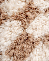 Moderner, handgefertigter Berber-Teppich aus Marokko. Beniourain-Teppich mit schönen Farben und Mustern und flauschiger Wollstruktur.