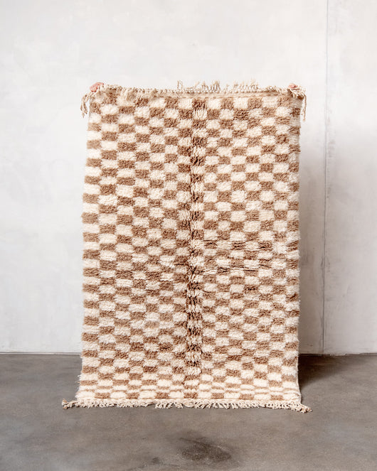 Moderner, handgefertigter Berber-Teppich aus Marokko. Beniourain-Teppich mit schönen Farben und Mustern und flauschiger Wollstruktur.