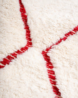 Moderner, handgefertigter Berber-Teppich aus Marokko. Beniourain-Teppich mit schönen Farben und Mustern und flauschiger Wollstruktur.