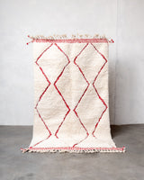 Moderner, handgefertigter Berber-Teppich aus Marokko. Beniourain-Teppich mit schönen Farben und Mustern und flauschiger Wollstruktur.