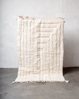 Moderner, handgefertigter Berber-Teppich aus Marokko. Beniourain-Teppich mit minimalistischem Design, natürlichem Wollflor und flauschiger Textur.