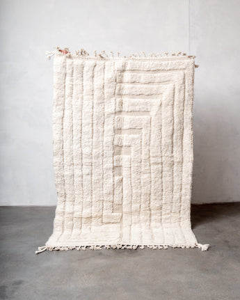 Moderner, handgefertigter Berber-Teppich aus Marokko. Beniourain-Teppich mit minimalistischem Design, natürlichem Wollflor und flauschiger Textur.