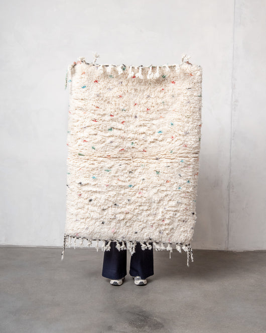 Moderner, handgefertigter Berber-Teppich aus Marokko. Beniourain-Teppich mit schönen Farben und Mustern und flauschiger Wollstruktur.