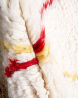 Moderner, handgefertigter Berber-Teppich aus Marokko. Beniourain-Teppich mit schönen Farben und Mustern und flauschiger Wollstruktur.