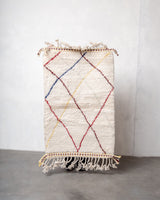 Moderner, handgefertigter Berber-Teppich aus Marokko. Beniourain-Teppich mit schönen Farben und Mustern und flauschiger Wollstruktur.