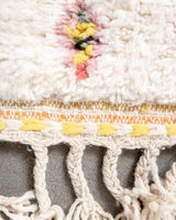 Moderner, handgefertigter Berber-Teppich aus Marokko. Beniourain-Teppich mit schönen Farben und Mustern und flauschiger Wollstruktur.