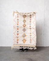 Moderner, handgefertigter Berber-Teppich aus Marokko. Beniourain-Teppich mit schönen Farben und Mustern und flauschiger Wollstruktur.
