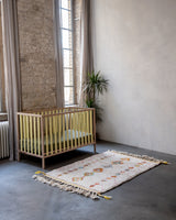 Moderner, handgefertigter Berber-Teppich aus Marokko. Beniourain-Teppich mit schönen Farben und Mustern und flauschiger Wollstruktur.
